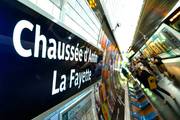 Plaque de métro Chaussée d'Antin La Fayette Expo Métro Paris 2020. 